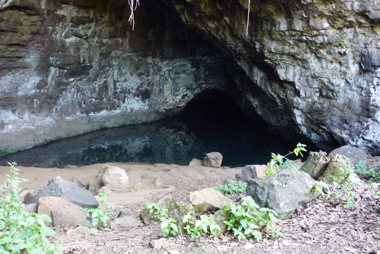 Die nachfolgenden Schilder standen an dieser mit Wasser gefüllten Höhle