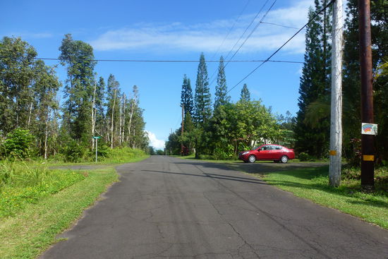 Hier stand ich verzweifelt. Das kleine Schild rechts "Rainbow Retreat Center" war im stockfinstern nicht zu erkennen. Da wo mein Auto steht gehts rein.