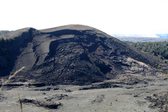 rechts im Hintergrund der Rauch des Halemauma Craters