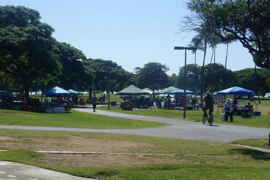 Nein, kein Markt. Das ist der öffentliche Grillplatz. Hier trifft man sich Sonntags mit Freunden und Familie.