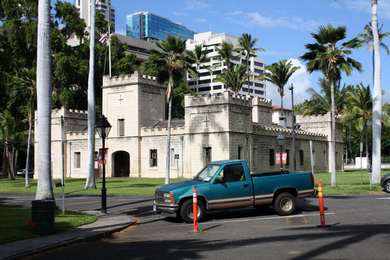 Iolani Barracks
Früher waren hier die Palastwachen untergebracht, heute das Kartenhäuschen und ein Cafe.