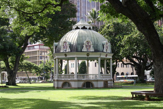 Coronation Pavillion
Errichtet für die Krönungsfeier König Kalakaua und Königin Kapiolani. Heute finden hier jeden Freitag Mittag Konzerte statt.