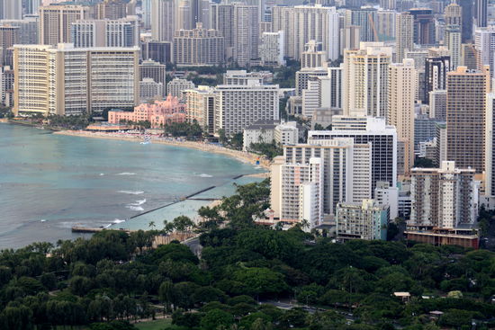 Das "kleine" rosa Gebäude ist das Royal Hawaiien, das älteste Hotel am Waikiki Beach