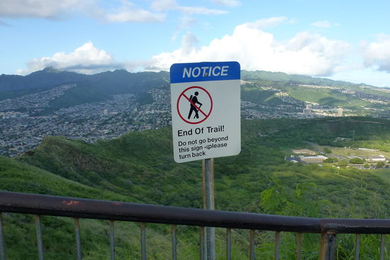 Typisch Ami! Das Geländer könnte ja auch bedeuten "kletter drüber" 
Im Hintergrund der Stadtteil Kuliouou-Kalani Iki