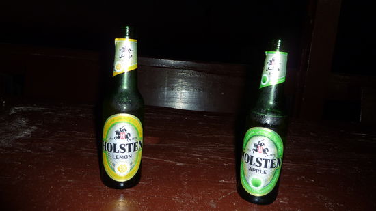 Wir dachten, so schoen bei Sonnenuntergang ein lecker Pils aus Germany, ...leider haben wir erst spaeter gesehen, dass es alkoholfrei war. Haetten wir uns dort auch denken koennen.