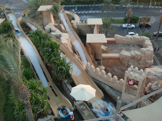 Und das war unser Ausflug in den Wild Wadi Wasserpark. Toll nicht??? Haben alles mitgemacht, wie wir halt so sind. Hab mich auch von der ganz steilen Rutsche getraut. Nur leider war ich, Naddel, so schnell, dass Elli kein Foto hinbekommen hat.