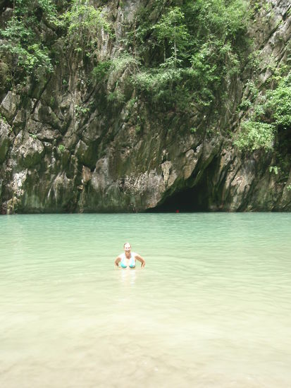 Sieht das nicht traumhaft aus? Aber um das zu sehen mussten wir durch das kleine schwarze Loch da hinten schwimmen.