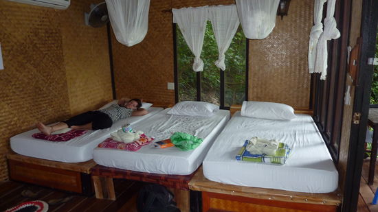 Das war das Zimmer. Ich, Naddel, musste gerade mal meine Uebelkeit von der Faehre auskurieren.