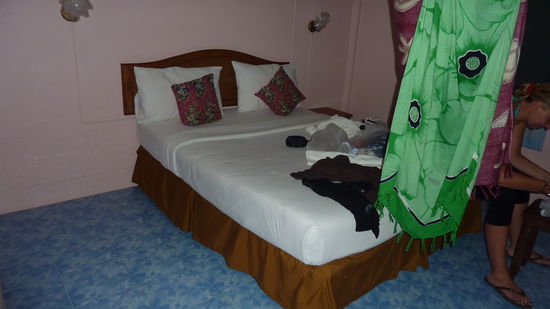 Das war unser zweites Zuhause auf Phi Phi. Den Ventilator haben wir mal schnell als Trockner genutzt, da ja laufend schlechtes Wetter war und nix mehr getrocknet ist.