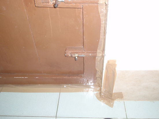 Und so sah es aus, als sie fertig war. 
Ach ja, da rechts neben der Tuer, war auch noch ein kleines Loch von etwa 5 cm Durchmesser nach draussen.