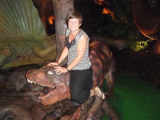 ...damit Naddel ihn dann ganz ruhig reiten konnte! Naja, der boese Blick gilt nur dem anderen Dinosaurier dort im Hintergrund. Er wollte uns halt beschuetzen.