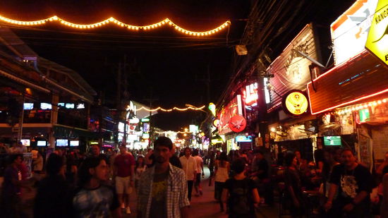 Hier ist die Hauptmeile von Patong. Glaubt mir, der Kiez ist wirklich ein Scheiss dagegen. Wir waren alle schockiert.