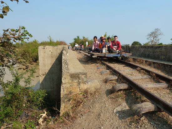 2 bamboo trains unterwegs