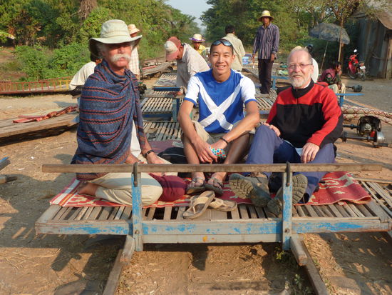 mein neuer Freund James McDonald (links,62 Jahre, email-Adresse openingmyheart@....!!!, ganz lieber Mensch), T.C (geboren in Dundee,Scotland, ein echter Schotte also) und meine Wenigkeit