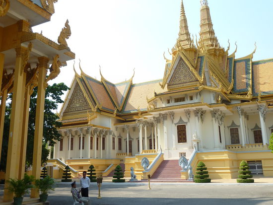 Die Thronhalle am Koenigspalast. Die dahinterliegende Silberpagode ist mit 5329 silbernen Bodenfliesen ausgelegt, jede 20 x 20cm gross und 1 kg schwer!!!