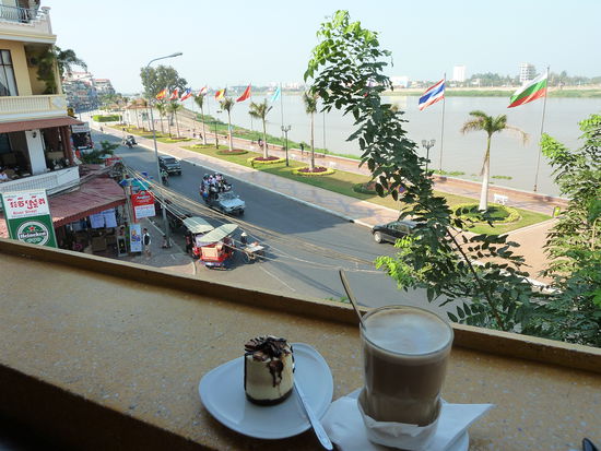 das FCC (foreign correspondents club) mit Latte und cheese cake, Blickauf die Riverfront mit dem Tonle Sap