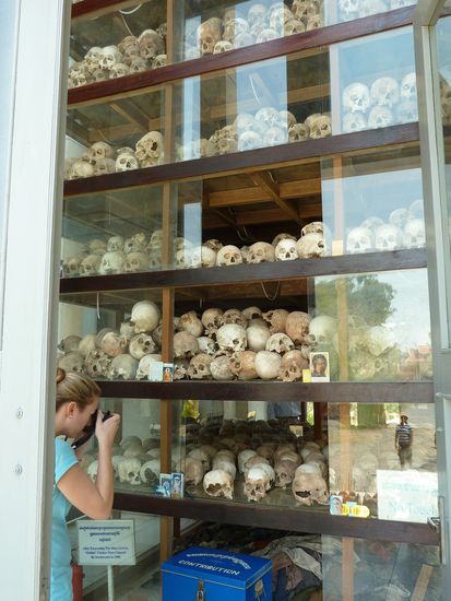 Der Schaedelturm der killing fields,5 oder 6 Stockwerke hoch....