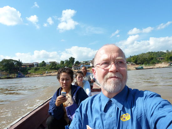 der Autor quert den Mekong in Houay Xai