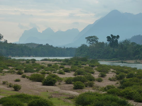 die Karstberge von Muang Ngoi von meiner Huette bei schlechtem Wetter.