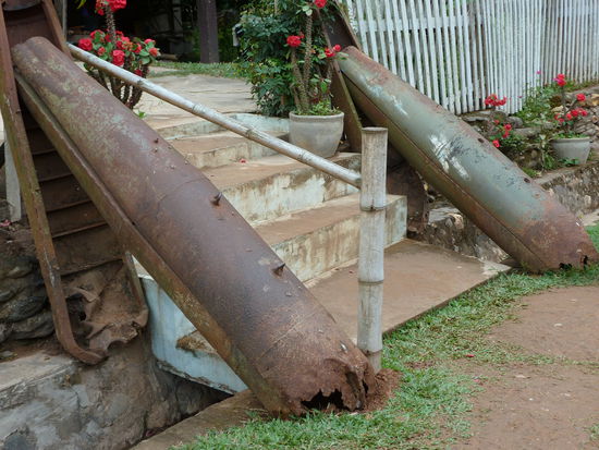 Streubomben shells als Treppengelaender in Muang Ngoi, auch als Gartenzaun und Papierkorb gesehen
