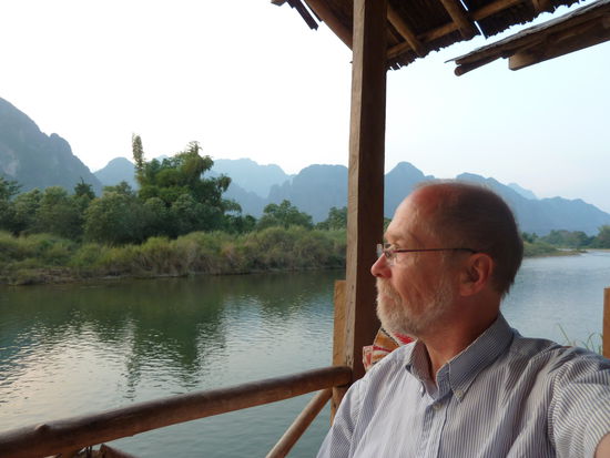 auf der Sundownerterrasse mit Blick auf die Karstberge in Vang Vieng