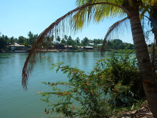 die schnuckeligste der 4000 Inseln, Don Khone, in der Mitte mein riverside Bungalow mit Veranda und Haengematte