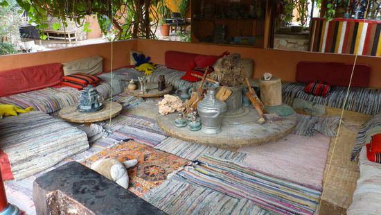 über Wasser. Der living room des Bedouin Garden Village.......