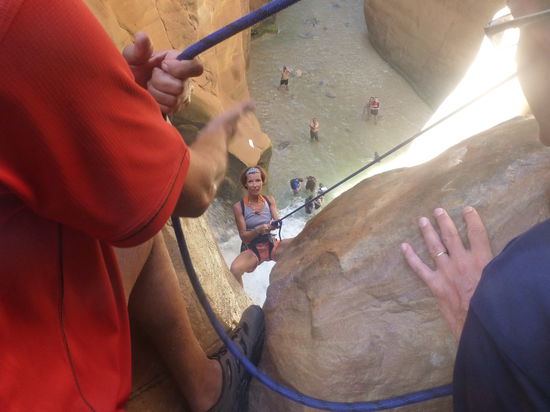 So sieht das Abseilen im Wadi Mujibvon oben aus .....