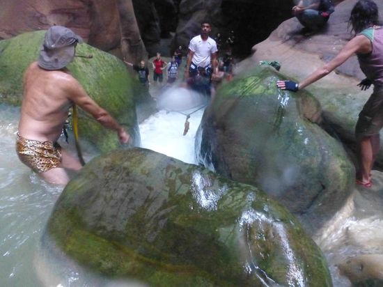 so gehts weiter, hier müssen wir herunterrutschen, links der beschriebene Franzose, er hat auch hier tatsächlich die Pfeife im Mund ... und wird gleich siene Badehose verlieren......