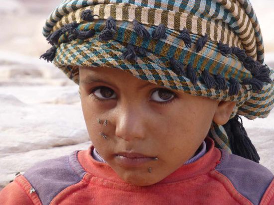 der Beduinenjunge in Petra versucht verzweifelt, seine Postkarten zu verkaufen...., aber es sind einfach kaum Touristen da. Der Einbruch dieses Jahr ist dramatisch für Jordanien ...... und gut für mich, bis auf einige Ausnahmen