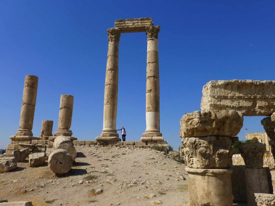 Die Säulen des Herkulestempels auf dem Jebel Quala in Amman. Man beachte den Größenvergleich mit mir......