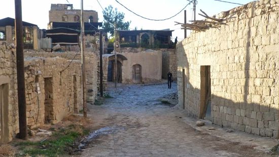 Die "Hauptstraße" von Dana mit dem Dana Tower Hotel. Die ganz linke Tür führt zu einem kleinen Hof, in meine "Zelle"  liegt.