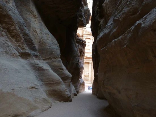 Jetzt sind wir nun in Petra. Durch den Siq - die Hauptschlucht - muss jeder hindurch. Man sieht bereits das Khazne Faraun (Schatzhaus).