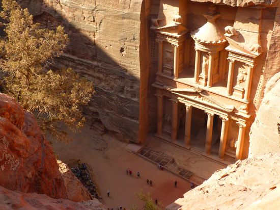 mal ein ganz anderer Blick auf das Schatzhaus und die Touris... vom Jebel khapto