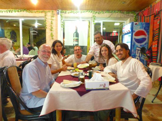 und last but not least, alles heile überstanden habend sitzen wir im Sandstone Restaurant bei unserem Freund Abu Jamal beim Dinner mit leckerer Mezze Platte Humus, Tabouleh.... lecker). Von links: Hartmut, Cecile, Julien, Abu, Elisa und Andrea.