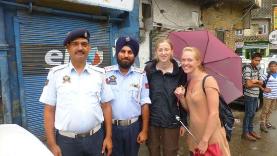 De Polizist Gurpreet Singh (die Sikhs heißen alle Singh (der Löwe)). Er gibt uns seine Telefonnummer, falls wir irgendwie Hilfe benötigen....