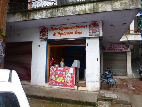 Hier gibt es frische Momos (eine Art vegetarische Maultaschen) und zwar....