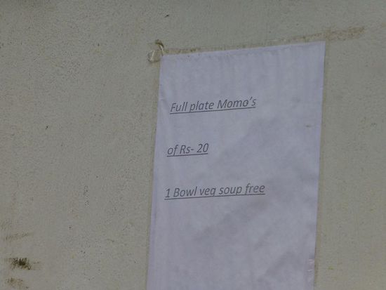 einen vollen Teller für 20 Rs (30 cent), dazu noch einen Teller Suppe umsonst!!