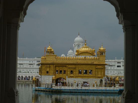 ein erster Blick auf den Goldenen Tempel....