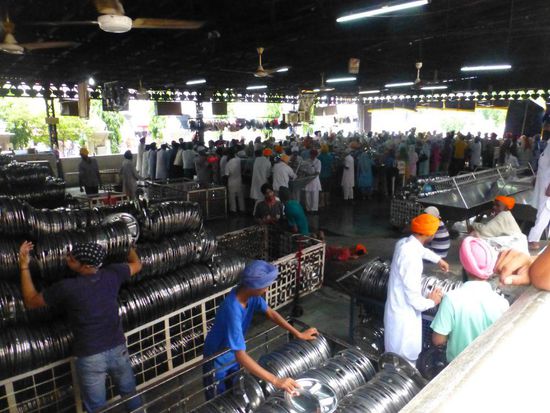 in der Küche: Tellerstation und Abwaschkolonnen