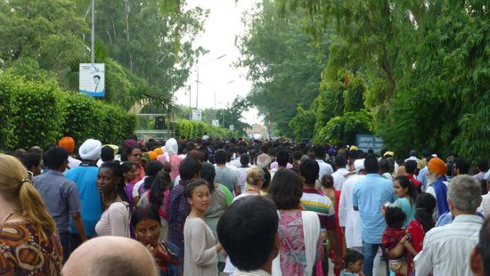 man wartet auf den Einlass