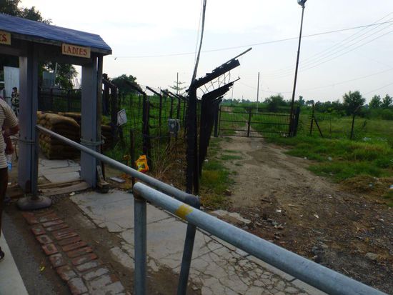 vorbei am Grenzzaun (erinnert mich an die Zonengrenze)