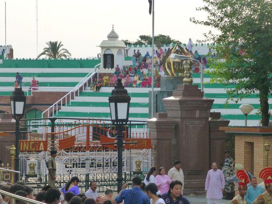 auf pakistanischer Seite ist wenig los, irgendwie ein trauriges Land, alle Frauen tief verschleiert.