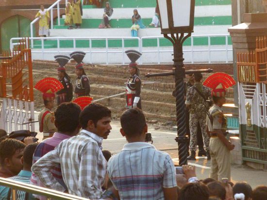Blick auf das offene Grenztor. Rote Mützen Indien, schwarze Mützen Pakistan