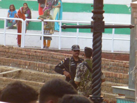 die Kommandeure salutieren, bevor die Fahnen eingeholt werden