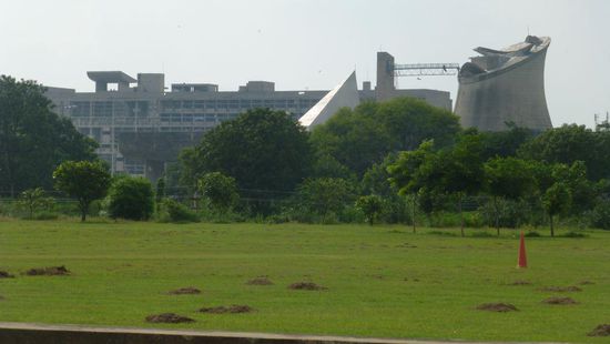 Was aussieht wie ein Kraftwerk ist ein Le Corbusier Betonklotz: Staatsverwaltung, Parlament von Punjab(im Kühlturm), Parlament von Haryana (im Triangle). Schön ist was anderes.