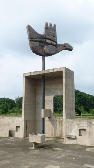 die offene Hand ist auch von Le Corbusier: offen sein, um zu geben, offen sein, um zu nehmen
