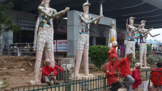 schon am Bahnhof empfangen einen die ersten Figuren von Nek Chand