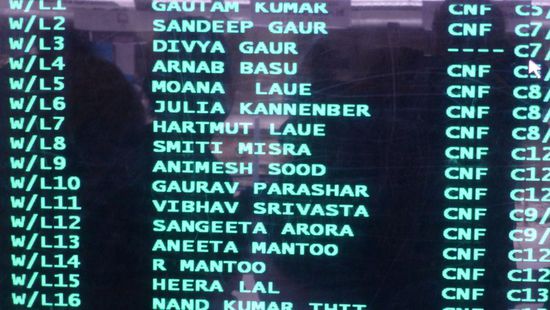 Am Bahnhof werden alle Passagiere mit ihren Waggon- und Sitznummern angezeigt