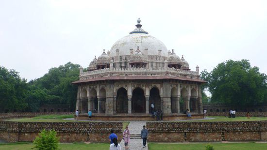 eines der zahlreichen weiteren Gräbern im Park